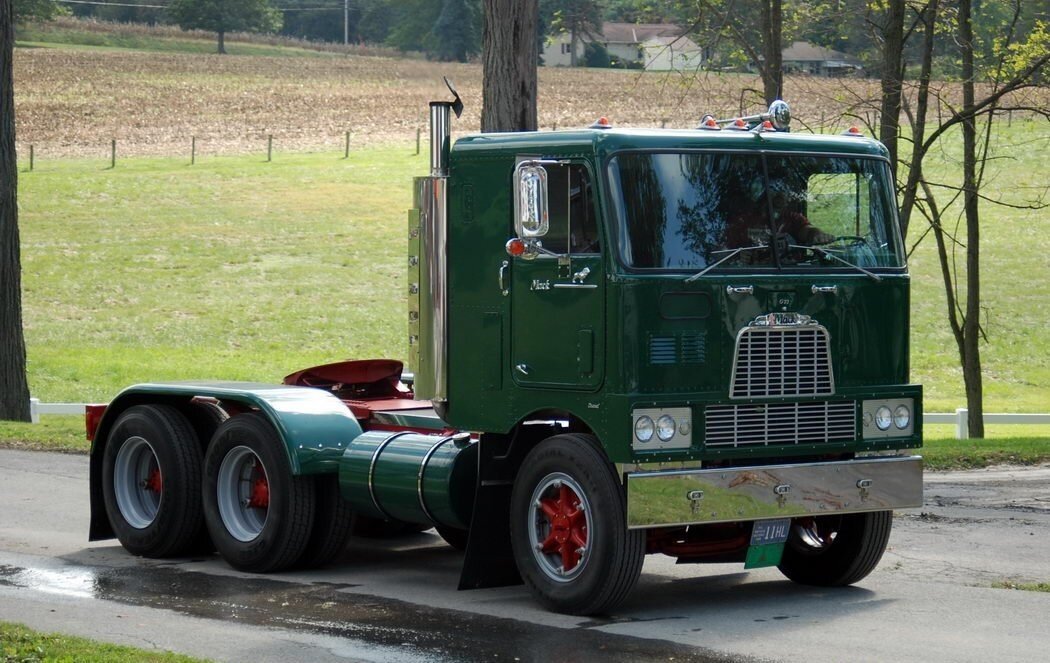 Бескапотные Грузовики Америки freightliner
