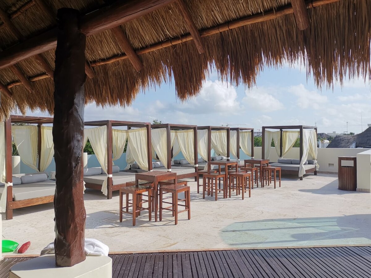 Джакузи лаунж - такие кровати стоят вдоль бассейна на крыше 