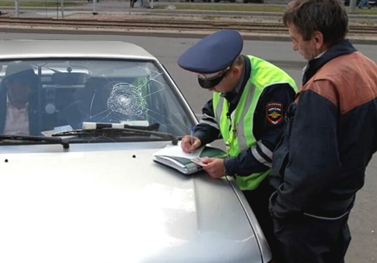 Сотрудник ГИБДД выписывает штраф за трещину в лобовом стекле.
