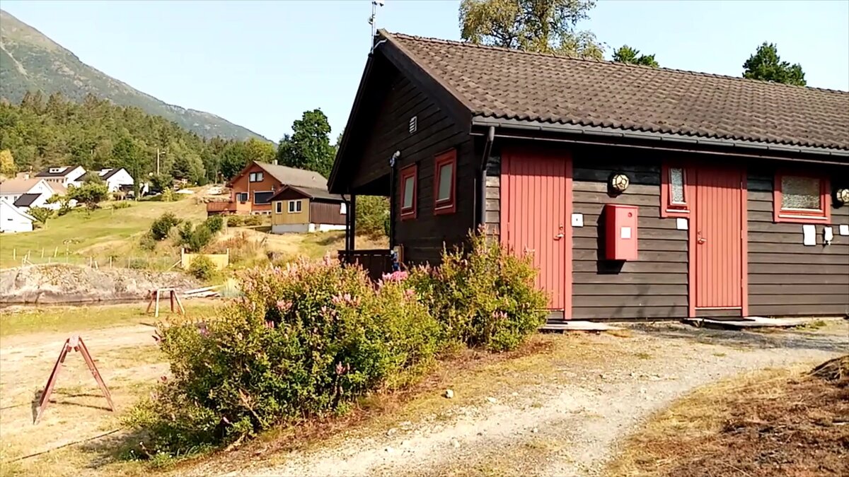 Обий дом с местами общего пользования: душевые, туалеты и кухня. 