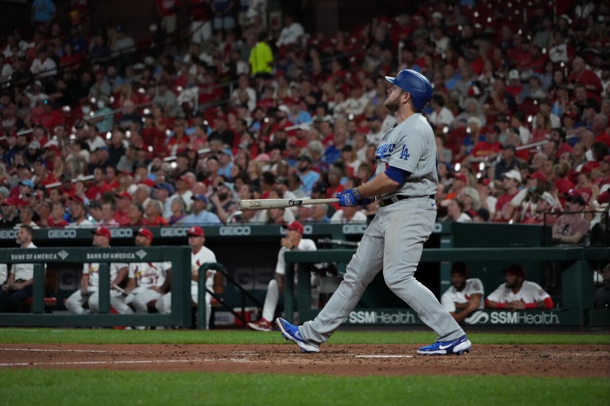 Роуэн Кавнер Через день после того, как 41-летний Альберт Пюжолс сделал гол в своей первой атаке на стадионе "Буш" с 2019 года, другой ветеран украл шоу в Сент-Луисе.
В среду "Доджерс" не смогли ответить 40-летнему Адаму Уэйнрайту, которому не хватило двух аутов, чтобы провести свой четвертый полный матч за год в Высшей лиге, чтобы проиграть "Доджерс" со счетом 5:4.
"Я просто подумал, что Уэйнрайт сегодня был на нашей стороне", - сказал менеджер Дэйв Робертс.
Доджерс ударили в первом и девятом иннингах. То, что происходило между ними, было в основном бесполезным.
Уэйнрайт, который не пропускал более четырех ударов в трех предыдущих играх, выдал удары трем из четырех первых бэттеров в этот вечер. Доджерс превратили эти два сингла и дабл в одну пробежку, причем Муки Беттс был выброшен за пределы площадки при передаче эстафеты.
Доджерс пожалели, что не добавили, когда могли.
Первый иннинг доставил больше проблем питчеру "Доджерс" Митчу Уайту, который второй раз подряд допустил три пробежки в первом фрейме, после чего снова успокоился. За пять иннингов он выпустил четыре заработанных за всю карьеру пробежки, причем половина из них пришлась на хоум-ран в первом иннинге от Ядьера Молины, еще одного ветерана, внесшего свой вклад в эту серию.
Уайт сказал, что в первом иннинге он чувствовал себя немного не в своей тарелке.
"Наверное, надо перестать бросать так много слайдеров, это было бы хорошим началом", - сказал Уайт. "Там было несколько положительных моментов. Мне нужно быть лучше, чтобы начинать игру с самого начала".
Раннее поражение со счетом 4:1 казалось почти окончательным, учитывая, что Уэйнрайт был на подъеме. В какой-то момент правый защитник "Кардиналс" отбил 22 из 23 бэттеров "Доджерс".
Когда Треа Тернер начал девятый иннинг одиночной подачей, это было единственное попадание Доджерс после первого иннинга, не считая сольного хомера Макса Манси в шестом. "Он очень хорошо умеет менять скорость, именно это делает его таким хорошим", - сказал Манси. "Он держал нас в равновесии всю ночь".
Раунд за раундом снижали количество подач Уэйнрайта. Доджерс заставили его четыре раза подавать по три мяча, но в шестой раз в этом сезоне они не сделали ни одной прогулки.
Сингл Тернера в девятом иннинге обеспечил ему лучшую в истории "Доджерс" 15-матчевую серию ударов. Он также положил начало ралли.
Второй за игру удар Кори Сигера, забивший мяч, вывел на базу соперника и положил конец работе Уэйнрайта при одном ауте в девятом иннинге. Но Джованни Галлегос завершил победу Уэйнрайта после этого, получив жертвенный флай от Уилла Смита и страйк-аут от Криса Тейлора.
Все семь попаданий "Доджерс" пришлись на четырех лучших игроков в составе.
"Питчеры выходят и дают нам все, на что способны", - сказал Манси. "Мы действительно не отдавали им свои лучшие качества. Это просто одна из тех вещей, когда у нас есть талант, но мы просто не собираем его вместе".
За последние 22 игры "Доджерс" бьют .209, несмотря на то, что питчерская команда за это время показала результат 16-6. Ни у Манси, ни у Робертса не было ответа на проблемы с нападением.
После победы над "Гигантами" "Доджерс" отстали на две игры в дивизионной гонке.
"Я знаю, что подготовка, неотложная задача на каждый вечер с начала сезона не изменилась", - сказал Робертс. "У меня просто нет ответа, но очевидно, что последние 30 дней мы просто не были самими собой. Подача и защита действительно позволили нам выиграть много матчей. Придет время, когда и нападению придется подтянуться".
Гонсолин, Кершоу близки к возвращению
Ожидается, что Тони Гонсолин будет активирован в четверг и проведет большую часть игры, а Клейтон Кершоу может вернуться в ротацию в понедельник против Аризоны.
"Мы проделали большую работу по предотвращению пробежек, но когда вернутся Тони и Клейтон, парни, которые, по прогнозам, должны были стать важной частью нашего питчерского штаба в этом году, это будет огромным подспорьем", - сказал Робертс.
Ни Гонсолин (воспаление плеча), ни Кершоу (больной локоть) не играли с июля. Последний выход Гонсолина в высшую лигу был 30 июля, а Кершоу - 3 июля.
Во вторник Кершоу допустил две пробежки при четырех хитах и выбил трех игроков за три иннинга в реабилитационном старте в команде Triple-A Oklahoma City. Робертс сказал, что хотя команда Кершоу была не там, где он хотел, он отстроился до 49 подач и хорошо себя чувствовал. Доджерс ожидают, что в следующий раз Кершоу сможет провести четыре иннинга или сделать 60 подач. "Это достаточное время, чтобы привести его в порядок", - сказал Робертс. "Мы просто должны быть умными. Главное, чтобы он был здоров до октября".
Если Кершоу сможет вернуться в начале следующей недели, то до конца сезона он сможет провести как минимум четыре игры.
"Понимая, какая у нас команда и какие у нас есть возможности, находясь рядом, понимаешь, что такая возможность выпадает нечасто", - сказал Кершоу журналистам в среду. "Я просто хочу быть частью этого. Я хочу быть частью этого, как только смогу, и, надеюсь, внести свой вклад. Так что это хороший первый шаг в понедельник, чтобы начать действовать. У нас есть хороший шанс на что-то, так что это здорово".