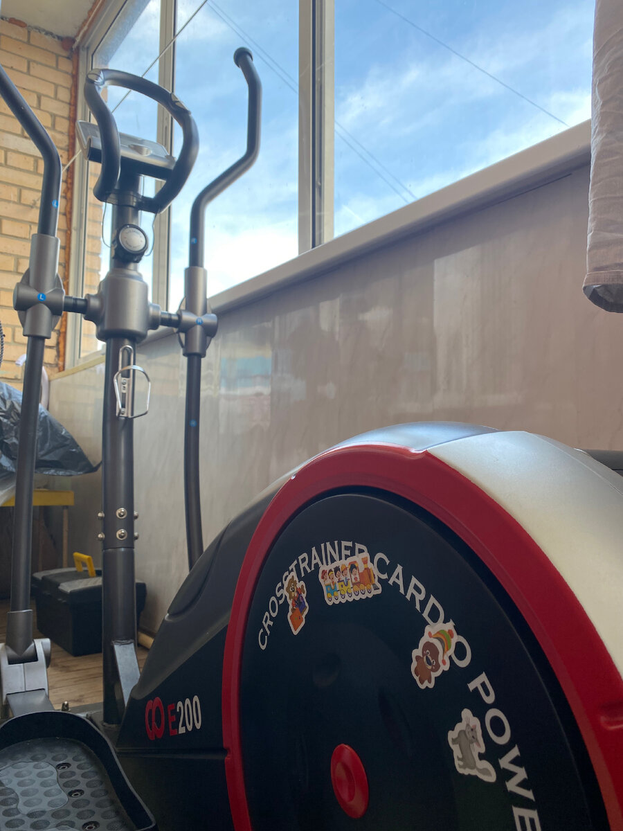 Стоит на балконе, можно открыть окна и как на свежем воздухе.