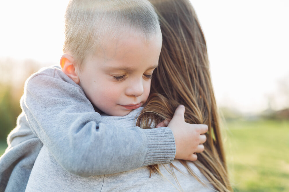 Малыш обнимает маму 