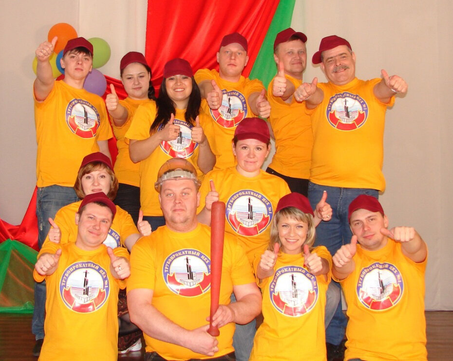 Сергей Савин (первый слева в нижнем ряду) в составе сборной команды КВН ТПЦ № 1 СТЗ, 2012 год