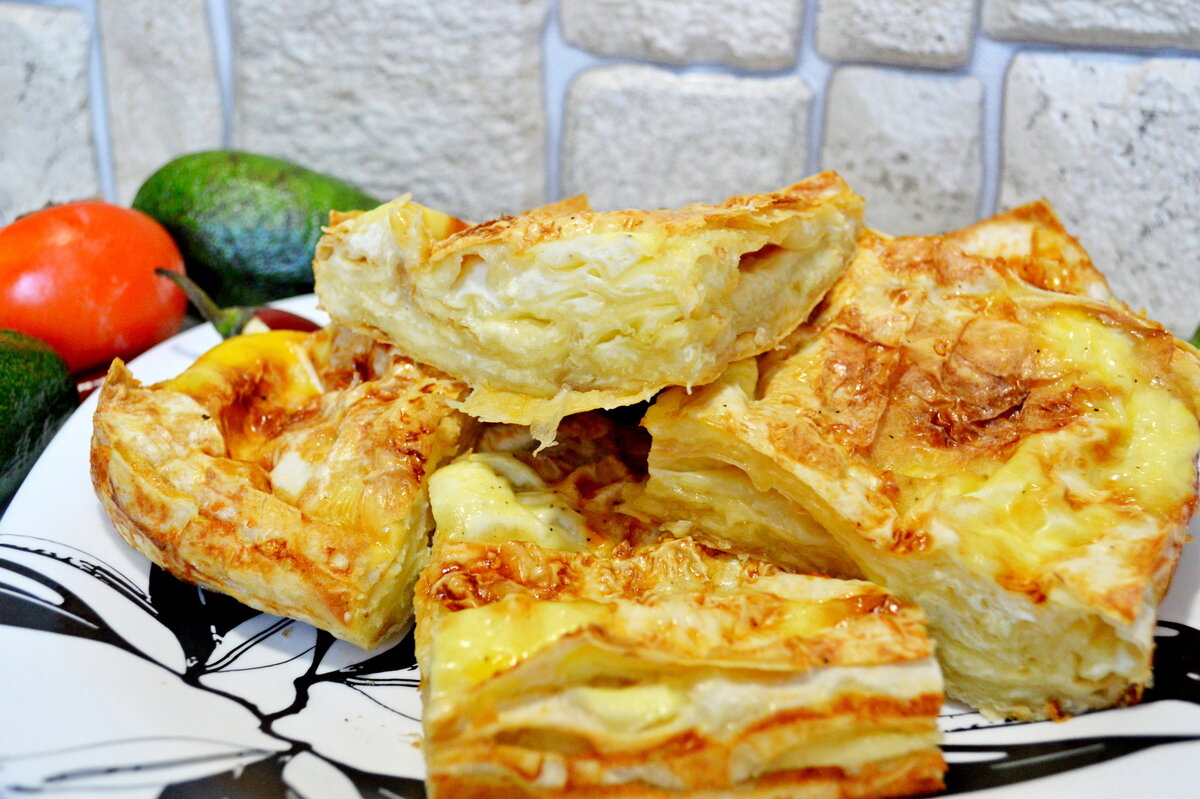 Болгарская кухня. В оригинале банница готовится из слоеного теста, но этот рецепт уже прижился на нашем семейном столе, и подходит для тех кто не любит возиться с тестом. Обязательно попробуйте, получается очень вкусно!