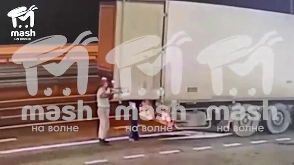 Инспектор ГИБДД проверил на въезде на Крымский мост фуру, которая, предположительно, была начинена взрывчаткой. Видео © Telegram / Mash на волне