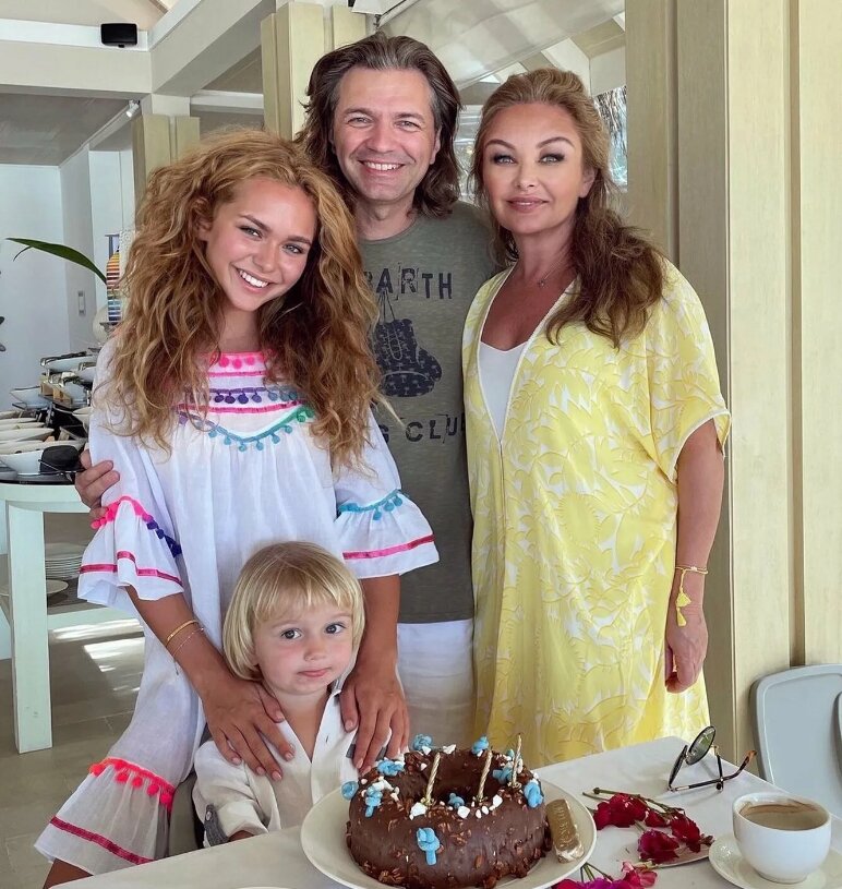 Сейчас жена Дмитрия Маликова развивает собственный модельный бизнес и является правой рукой знаменитого супруга.  (на фото – с дочерью и сыном)