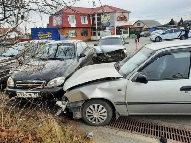     Погоню за нетрезвым водителем ВАЗ2112 устроили накануне инспекторы ГИБДД на автодороге Тюмень — Нижняя Тавда. Автовладелец проигнорировал требования сотрудников ДПС остановиться и устроил гонки на трассе.