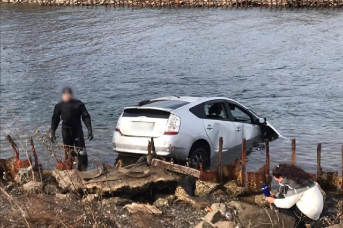    Во Владивостоке автомобиль съехал в море, погиб один человек