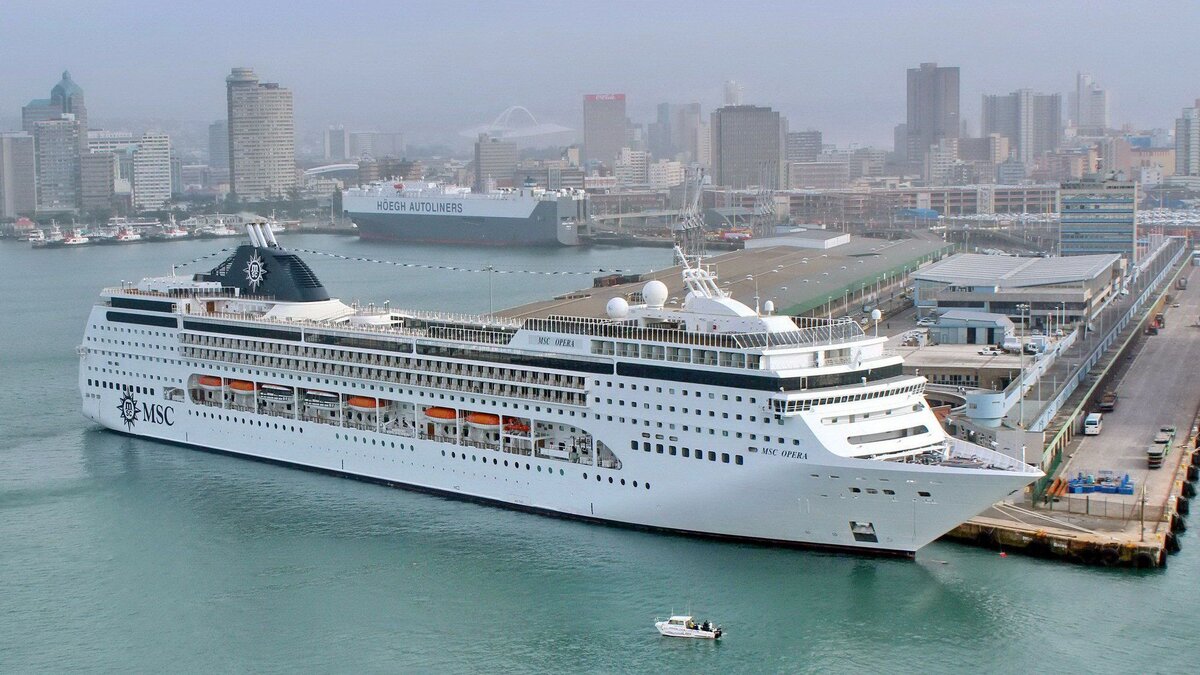 Msc круиз из дубая. Опера лайнер круизный. Лайнер опера MSC. MSC Opera круизный лайнер. MSC Opera 4*лайнер.