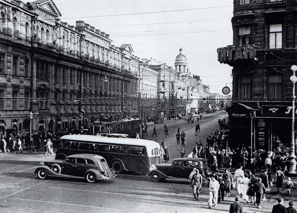 Около 1930г. Довоенный Ленинград. Поменялись местами. (1 фото)