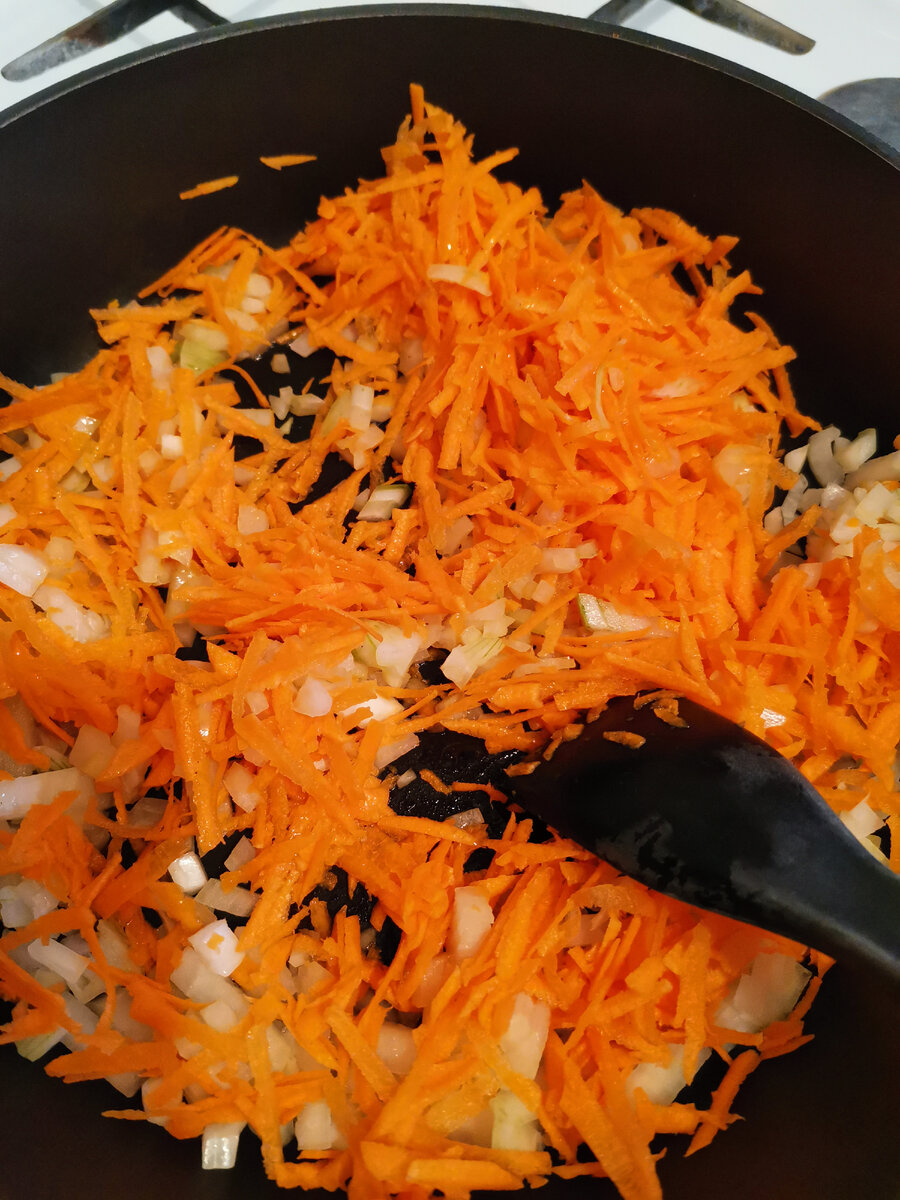 Обжариваем лук и морковь на сковороде до золотистого цвета (~5 мин) 