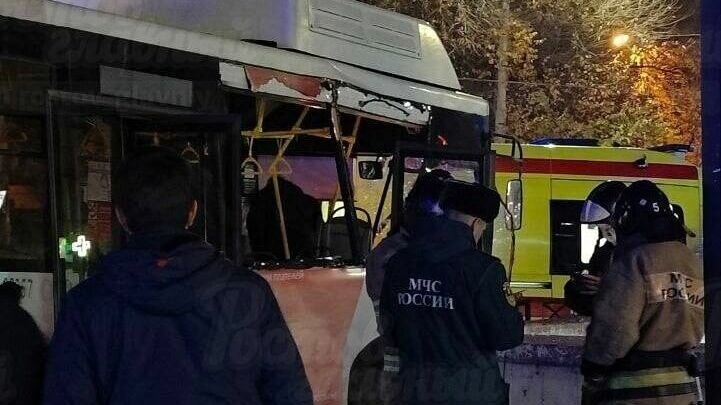     Вечером 16 ноября на Шеболдаева в Ростове автобус врезался в бетонные конструкции, в результате ДТП шесть человек госпитализированы, новость об этом бурно обсуждается в соцсетях ростовчанами.