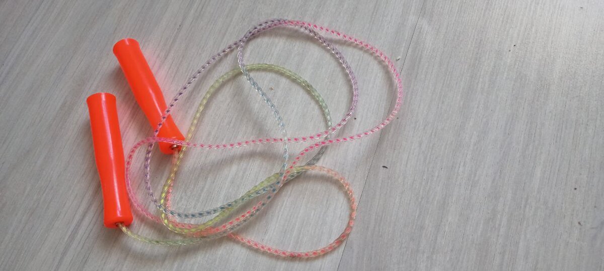 Это – не та скакалка, с которой девочки выполняют упражнения. Но она может подойти, например, для занятий на улице. Фото автора. 