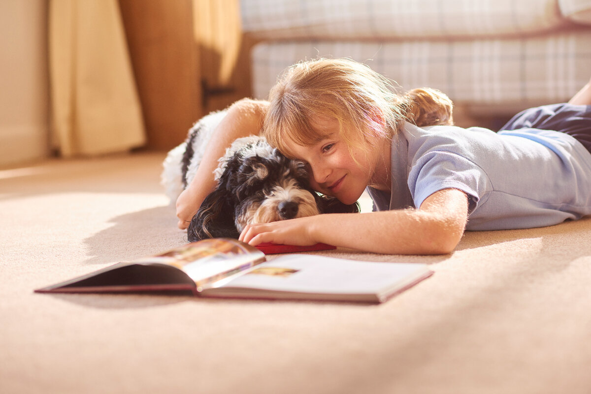 Собака читает. Дети чтение собаки. Собака читает книжку. Ребенок читает собаке. Дети читают собаке