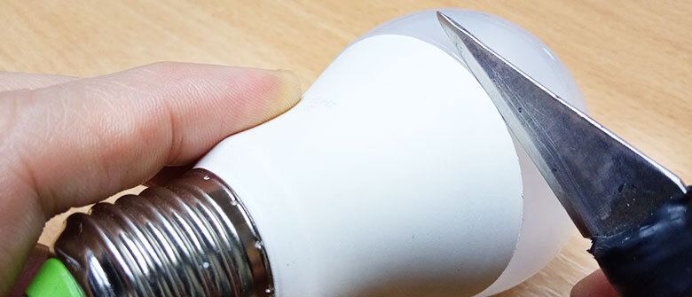 Снятие колбы LED лампы с помощью ножа