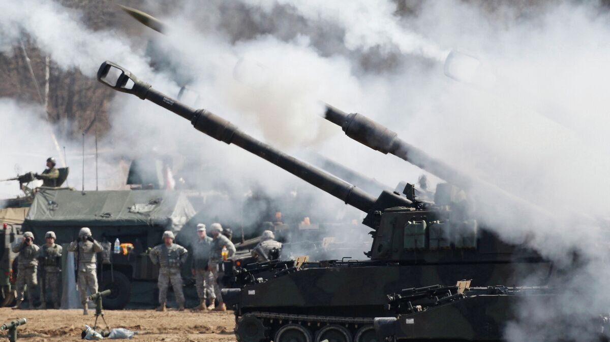    Самоходные 155-миллиметровые гаубицы Вооруженных сил США Paladin M109A6© AP Photo / Kim Hong-Ji , Pool