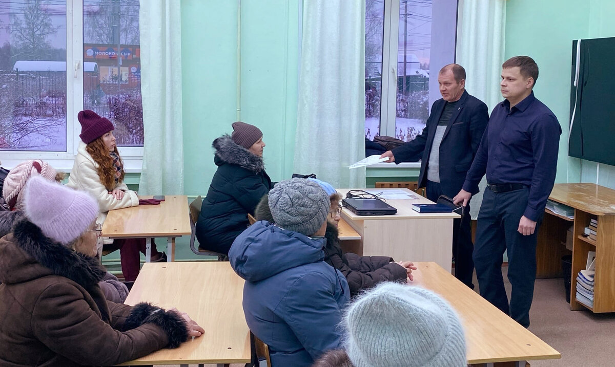 На вопросы жителей ответили руководитель МУП Вячеслав Корягин и начальник Управления жилищно-коммунального хозяйства и благоустройства Владимир Лузин