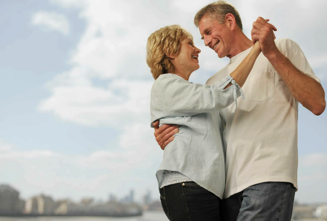 танцы пожилых пар. пожилая пара танцует. пожилые влюбленные пары. танцующие пожилые пары.