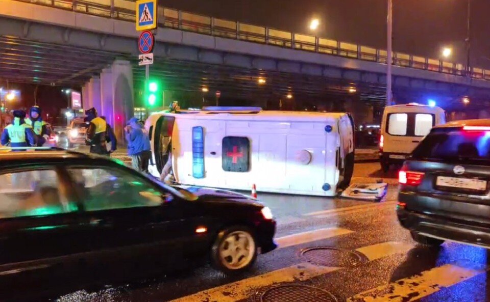     В результате ДТП пострадали водитель и фельдшер скорой