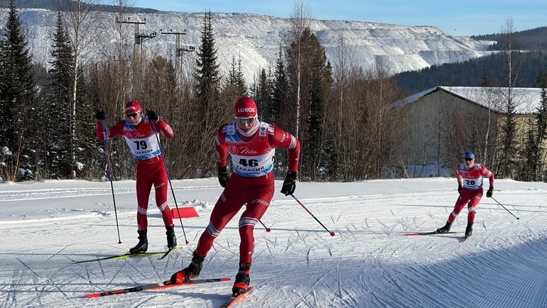    Александр Большунов (в центре).ФЛГР