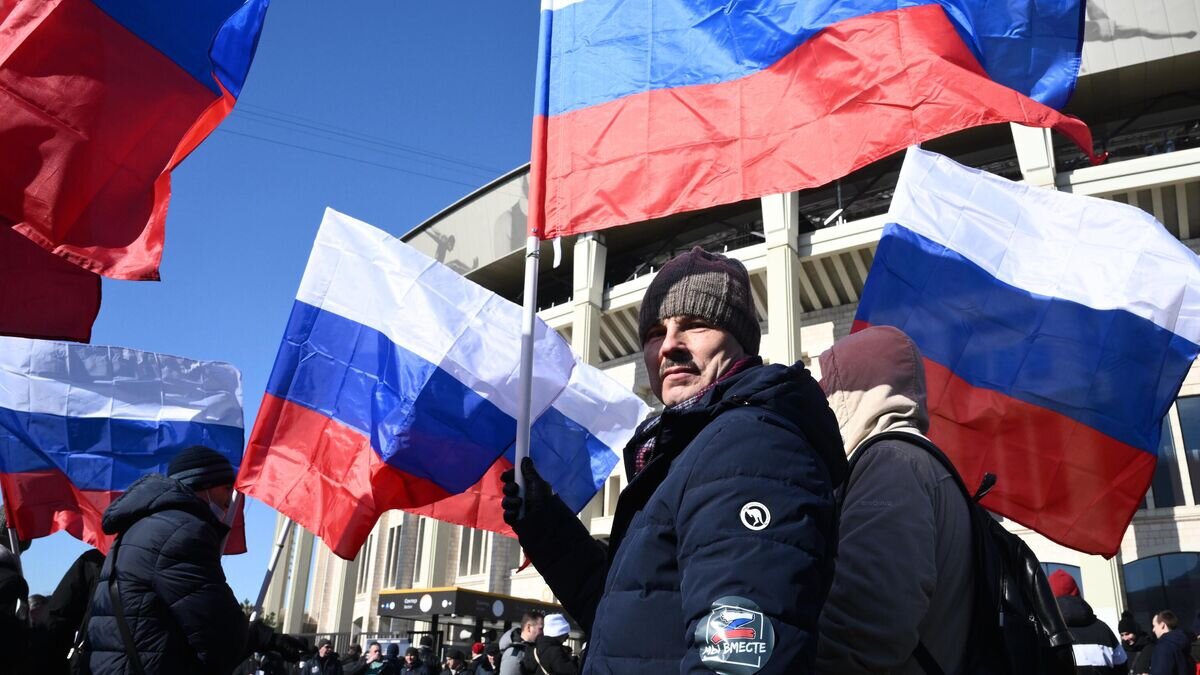    Люди у большой спортивной арены "Лужники" в Москве перед началом митинга-концерта, посвященного воссоединению Крыма с Россией© РИА Новости / Илья Питалев