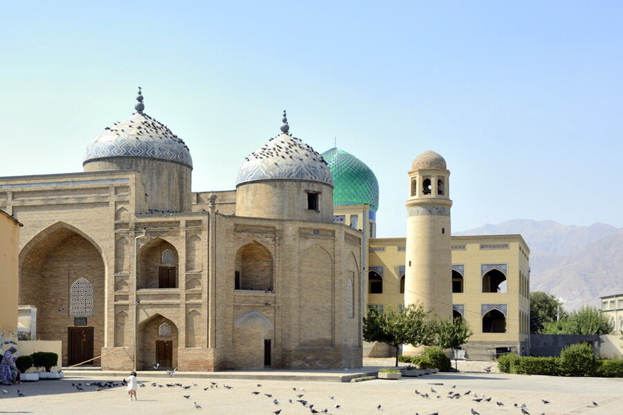 https://www.advantour.com/img/tajikistan/khujand/sheikh-muslihiddin-mausoleum.jpg