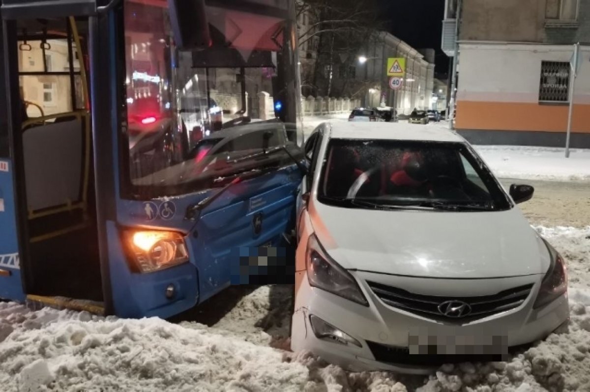    Два человека пострадали в ДТП с участием автобуса и легковушки в Твери