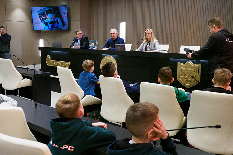    Радостный Зинэтула Билялетдинов, улыбки детей и их родителей — такой была вчера атмосфера в пресс-центре «Татнефть Арены»