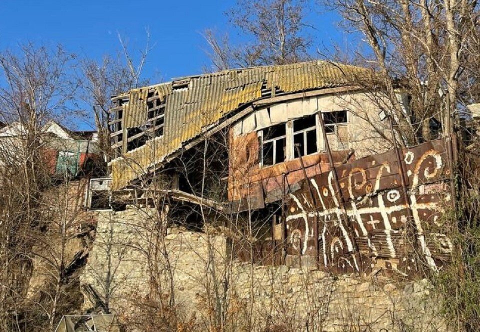     В Богудонии много старых покосившихся домиков. Фото: предоставлено Ириной ВОЛОВОЙ.