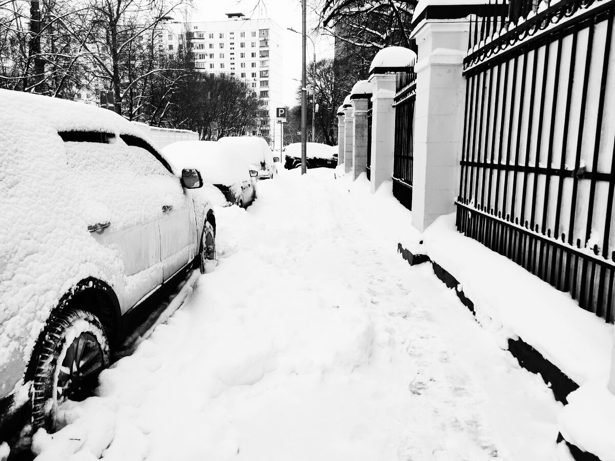 Тротуары замело. Зима в городе. Машину замело. Заметает зима. Машина заметает следы ветками.