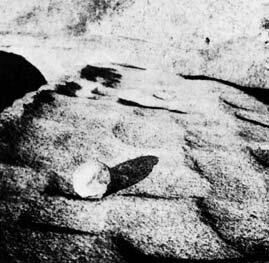 Следы обстукивания отбойниками на обелиске в Асуане.