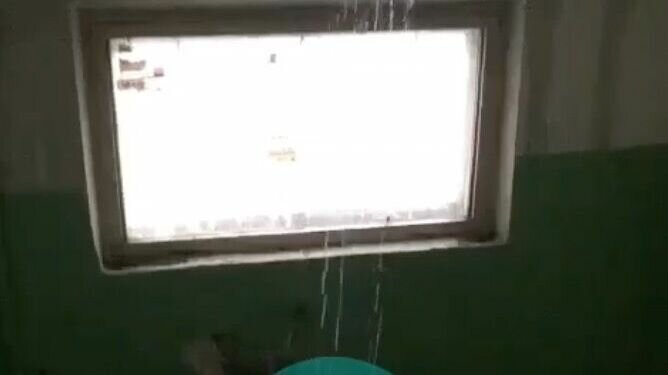     В Казани жители дома № 19 по улице Батыршина пожаловались на то, что их подъезд затопило с девятого по первый этажи. Кадрами после вчерашнего дождя пользователи делятся в городских Telegram-каналах.