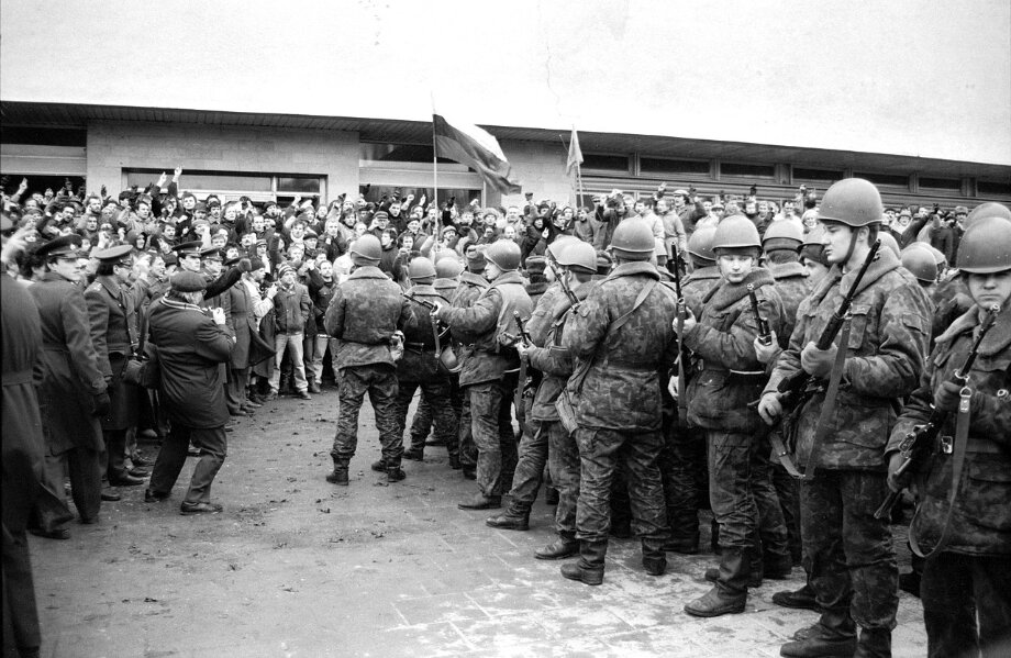 Январь 1991 года. Граждане Литвы и десантники советской армии у Дома печати в Вильнюсе.Фото: Паулиус Лилейкис/Центральный государственный архив Литвы