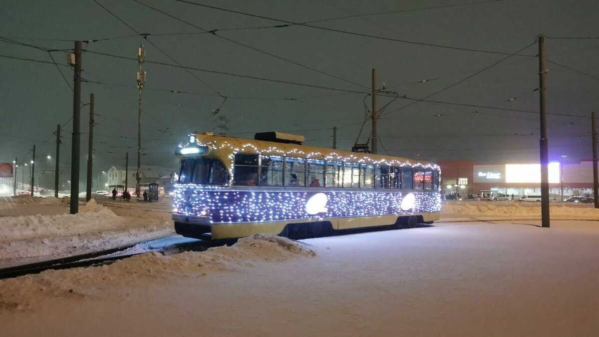     Три новогодних трамвая вышли на улицы Нижнего Новгорода. Об этом рассказали в правительстве области со ссылкой на информацию от «Нижегородэлектротранса».