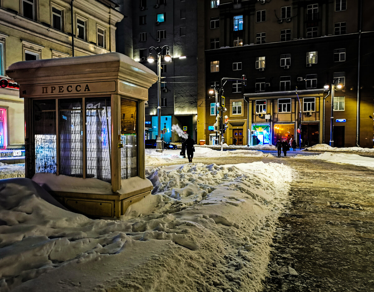 У остановки "Белорусский вокзал" (она справа, но в кадр не попала).