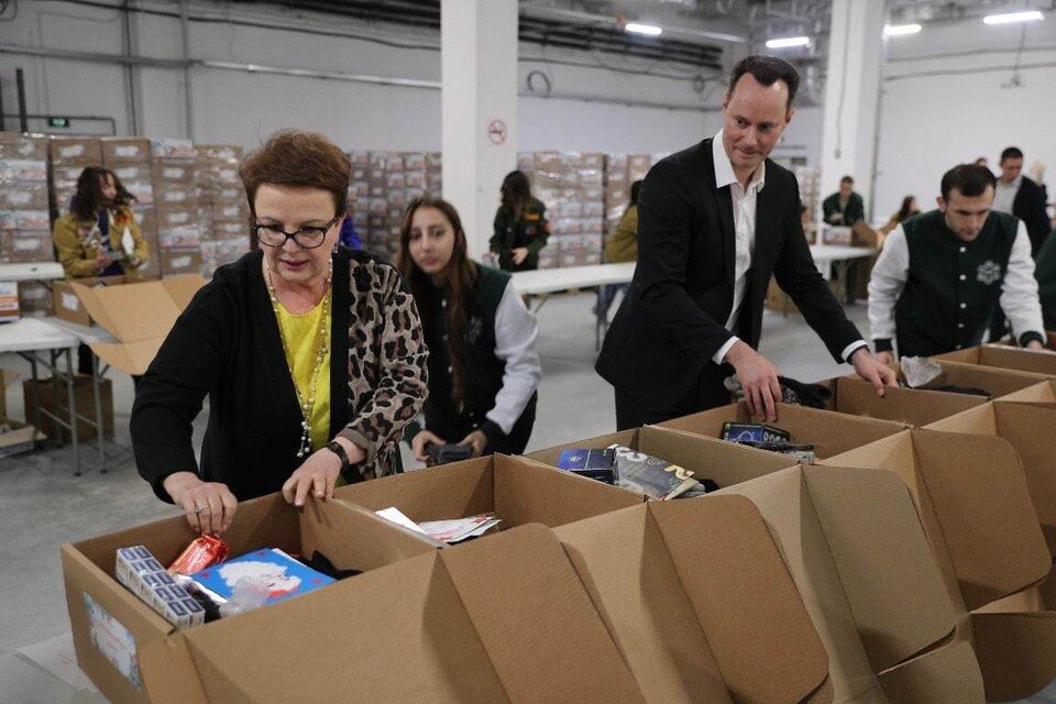     Вместе с волонтерами на сборочный конвейер встали депутаты. Фото: облдума