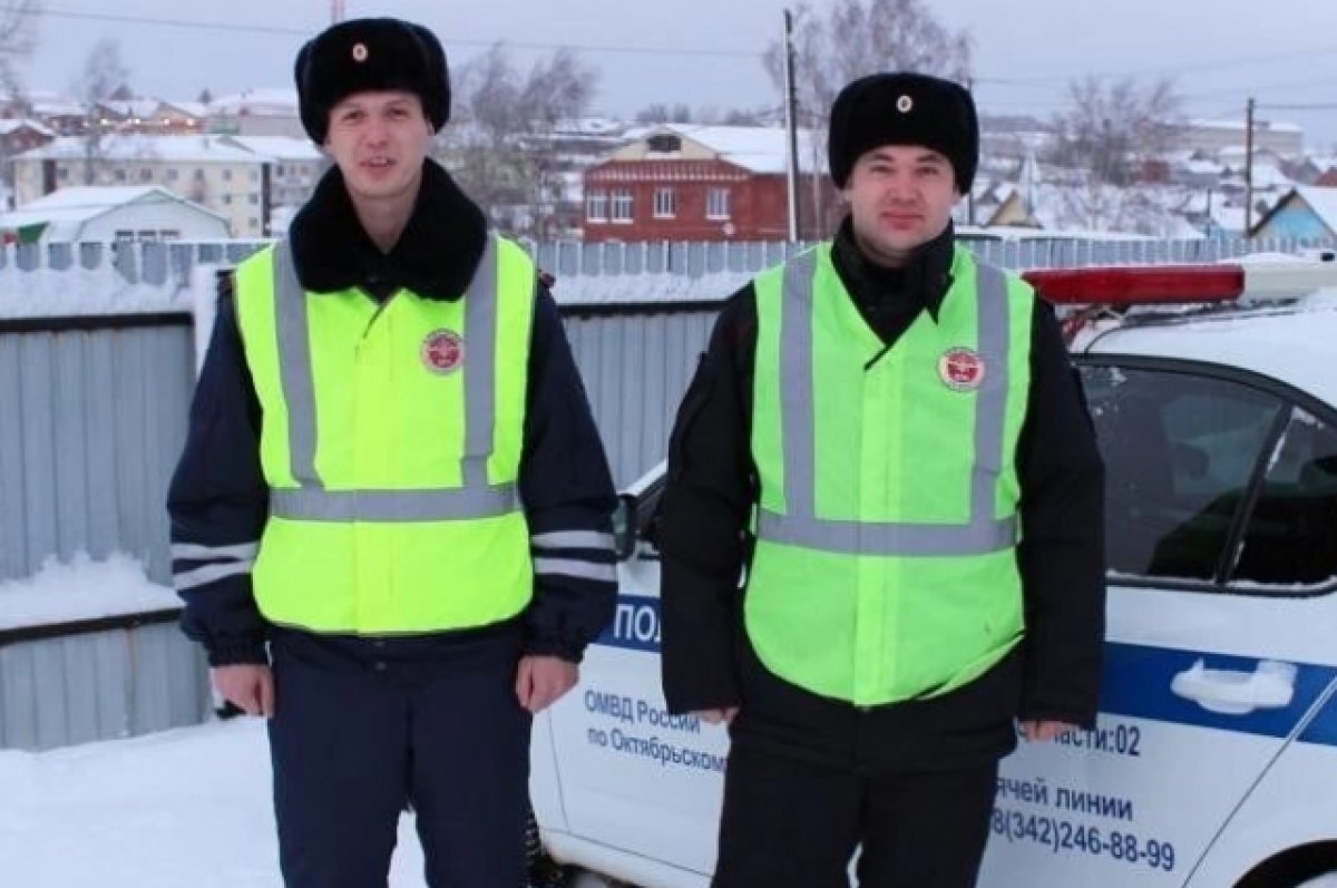 В Пермском крае полицейские помогли рожающей женщине доехать до больницы |  АиФ–Пермь | Дзен