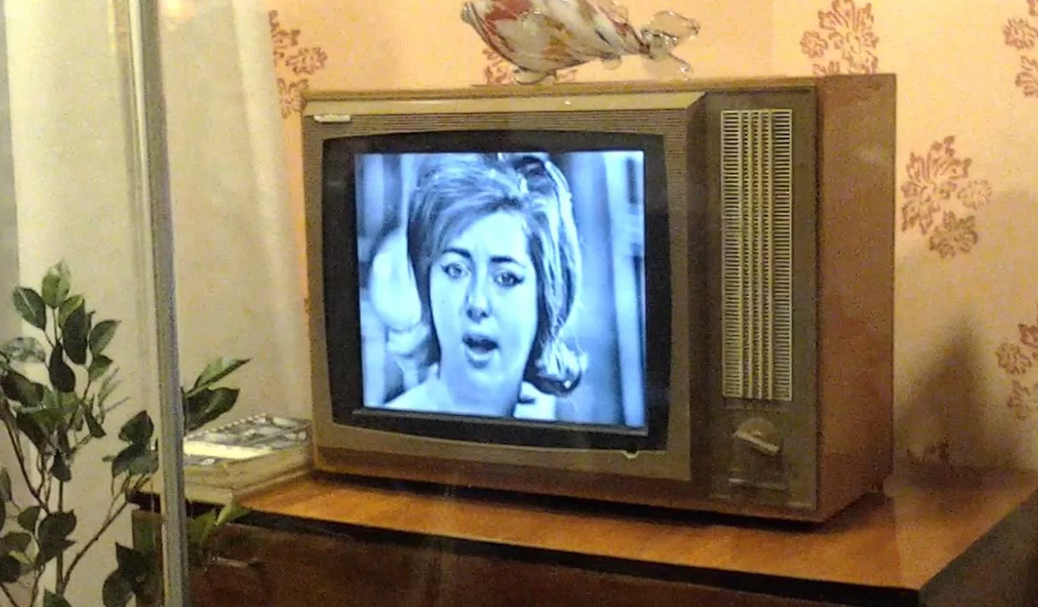 Включи телевизор олега. Старый телевизор. Экран советского телевизора. Старый телевизор в доме. Советский цветной телевизор.