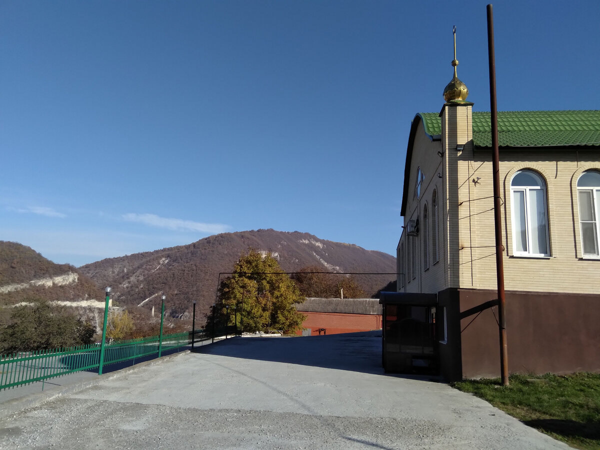 Площадка перед мечетью в селе Шатой