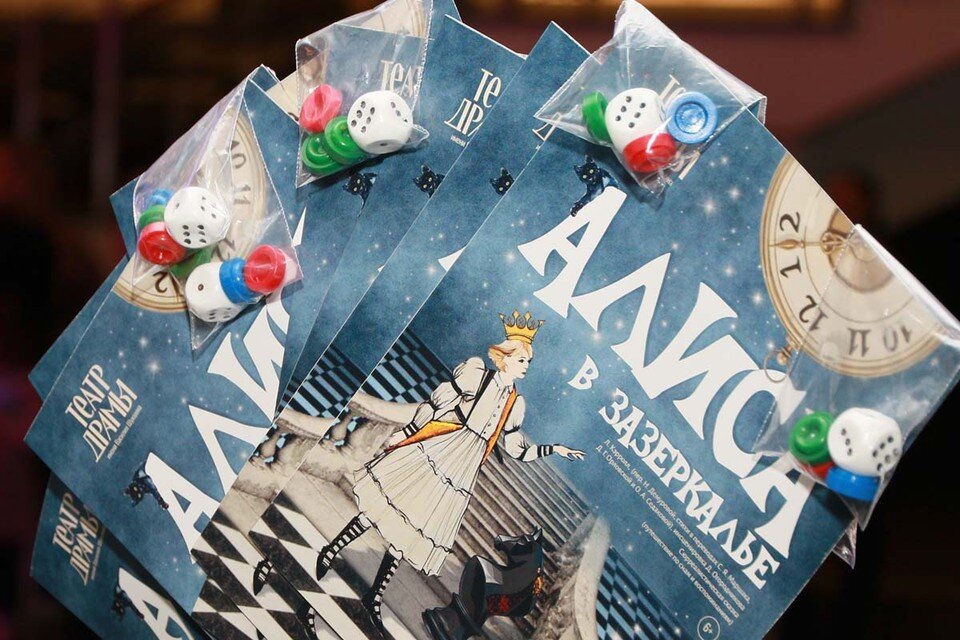     «Алиса в Зазеркалье» Олег УКЛАДОВ