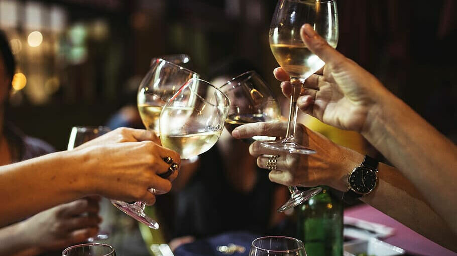     Аналитики движения «Трезвая Россия» обозначили субъекты РФ, жители которых в 2022 году употребляли алкогольные напитки в большей степени, чем в других регионах. В тройку «самых пьющих» вошли Сахалин, Чукотка и Курганская область.