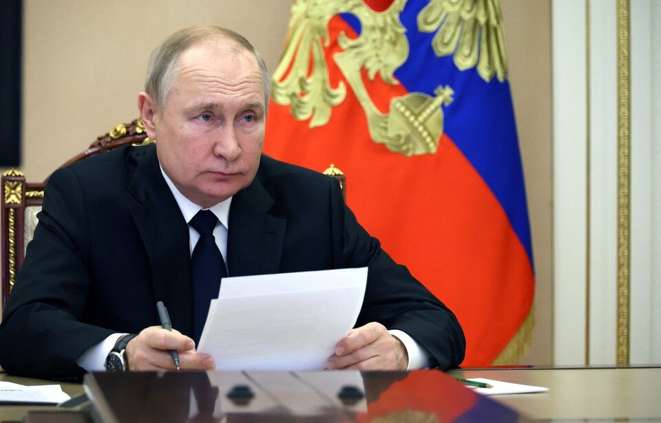     Президент РФ Путин поручил Минобороны обращать внимание на гражданскую инициативу и критику в адрес ведомства  REUTERS