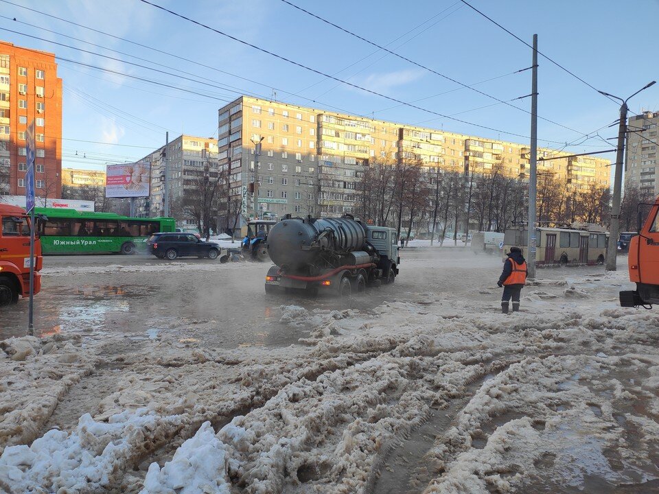     Проспект залило водой после коммунальной аварии Сергей СОТНИКОВ
