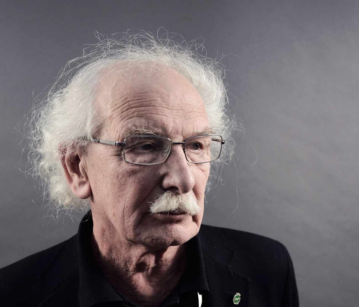 Джакомо Ризолатти – итальянский нейробиолог, открывший человечеству тайну зер-кальных нейронов, рассказал, как мысль ставит больных на ноги, как улучшить взаимопо-нимание между людьми, а также о новых подходах к лечению инсульта и аутизма.