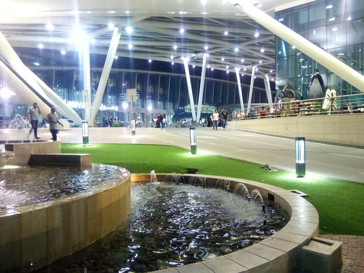 Ночные фото из-за международного аэропорта Каира. Для статьи "Как проверить запрет на выезд за границу из РФ".