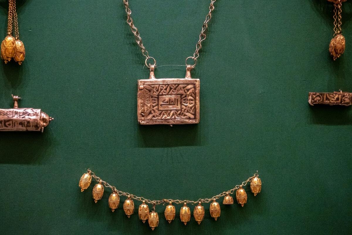 Филактерий (в центре). Серебро; пайка, гравировка, чернь. Волжская Булгария. XI-XII вв. Казанская губ. Спасский клад, 1869 г. Фото: Олег Золото / MR7