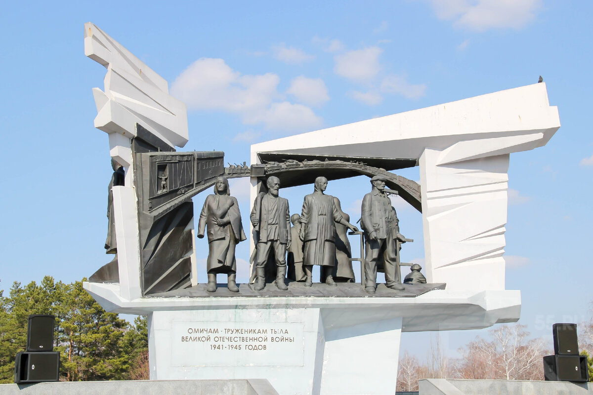 Памятники посвященные городам. Памятник труженикам тыла в Омске. Памятник омичам труженикам тыла в годы Великой Отечественной войны. Памятники труженикам тыла Великой Отечественной войны Омск. Омск омичи-труженики тыла памятник.