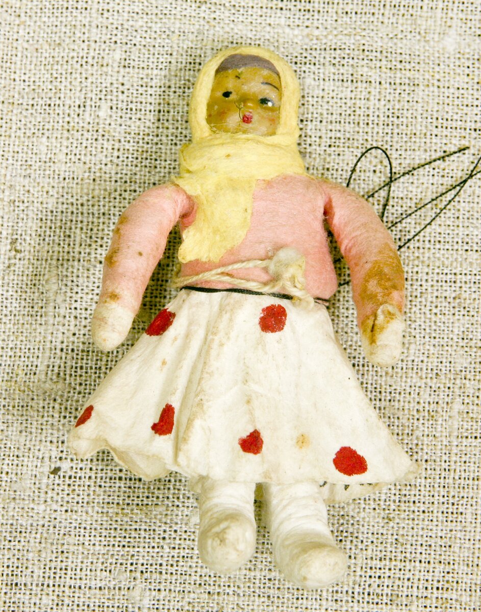 АМДЗ КП-16102. Т-4155 ИГРУШКА ЕЛОЧНАЯ. "Девочка". Конец 1930-х - начало 1950-х гг. Размер: 9,3 х 6 х 2,5.