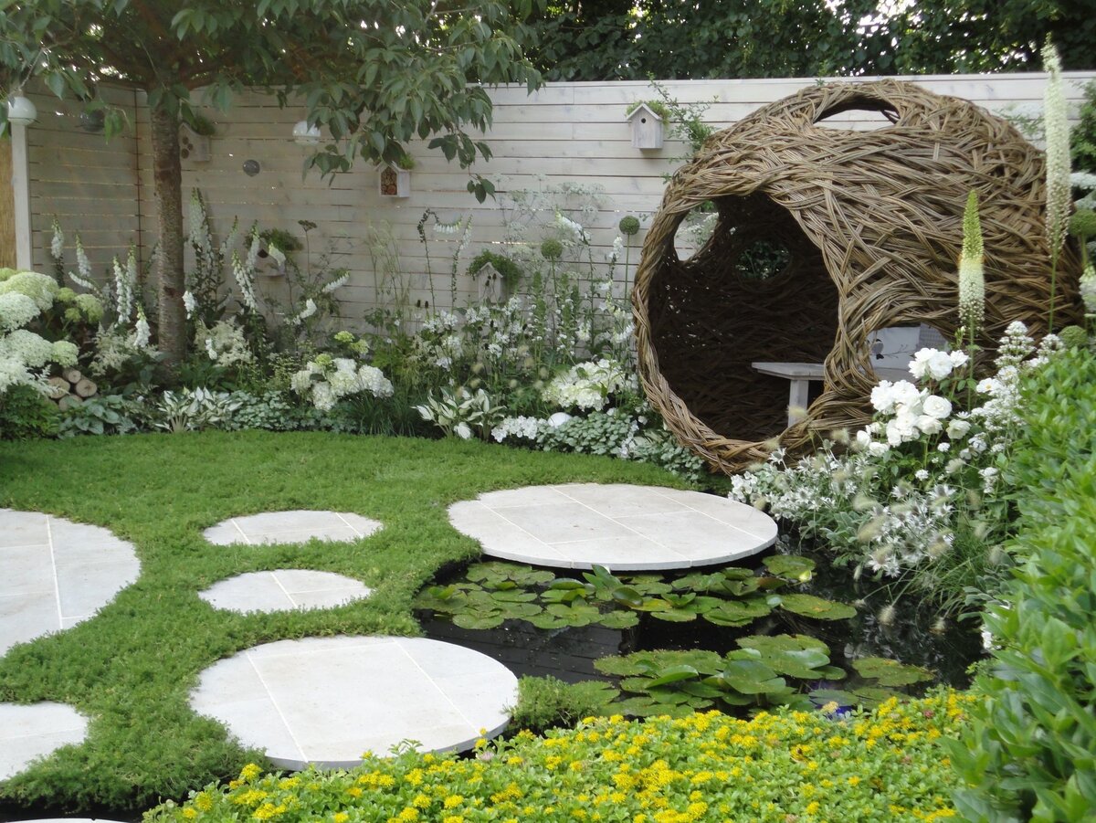    Прекрасный образец композиции с белыми цветами может быть источником вдохновения для посетителей цветочной выставки. Белый сад на выставке в Хэмптон-корт (Лондон). Фото автора